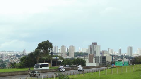 Tráfico-Diario-En-Una-Carretera-En-Franca,-Ciudad-Rural-Con-Muchos-Edificios-En-La-Parte-Trasera