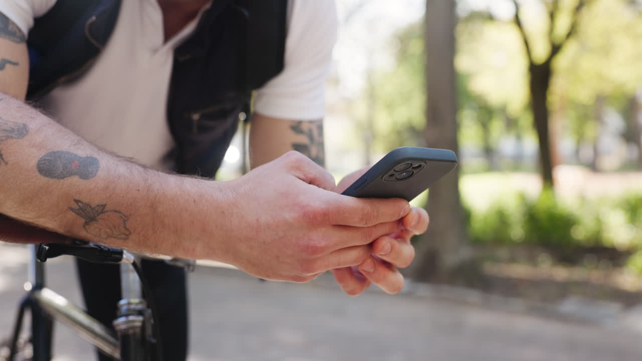 Persona che usa uno smartphone all'aperto