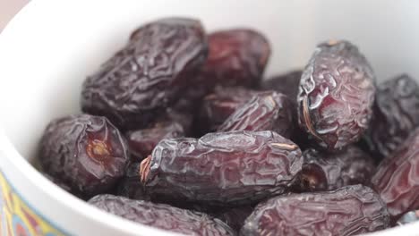 cerca de frutas de dátiles frescos en un cuenco en la mesa
