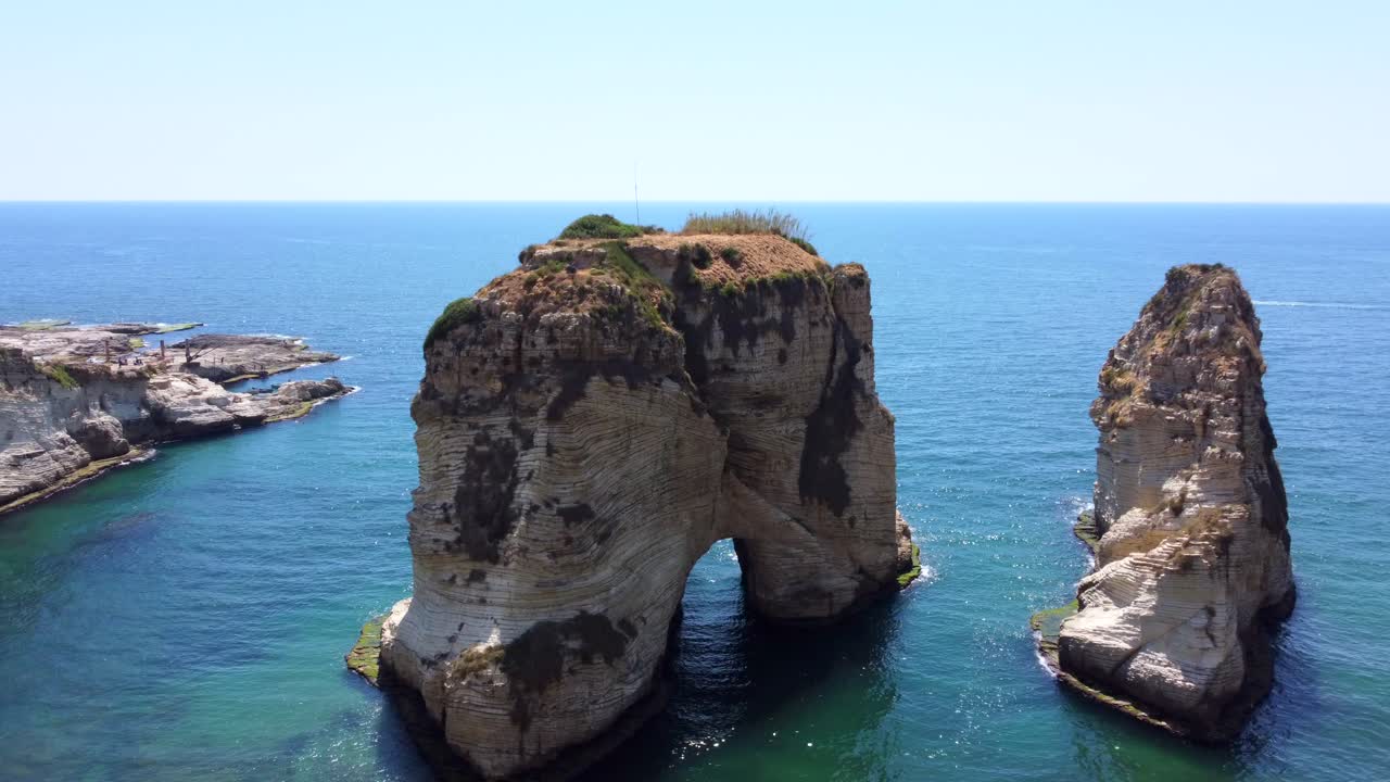 유명한 비둘기 바위, 베이루트, 레바논에서 낮에 잔잔한 푸른 바다와 raouche 바위