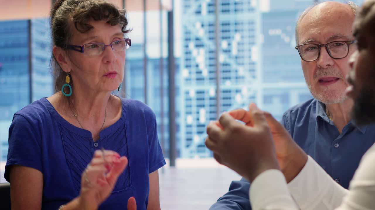 pareja de ancianos se reúne con un experto financiero para explorar estrategias de jubilación