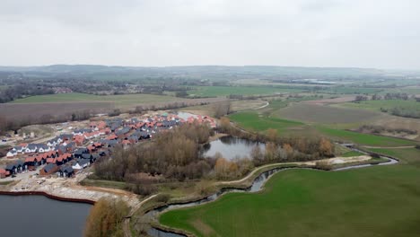 Ein-Drohnenschuss,-Der-über-Die-Kleine-Stadt-Neben-Dem-Connington-Lake-Fliegt,-Der-Sich-Aus-Dem-Fluss-Stour-In-England-Ernährt