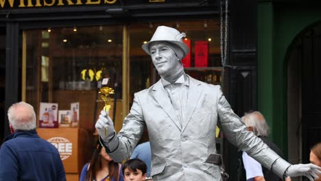 street performer mimicking a statue in edinburgh