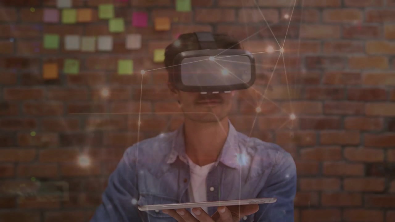 Uomo con visore VR che interagisce con un tablet, creando una sovrapposizione di rete luminosa intorno a sé per una demo tecnologica