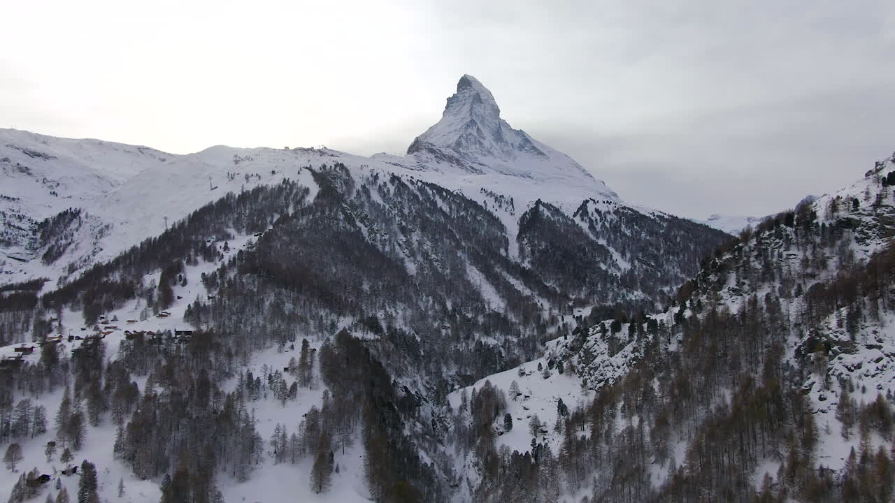 el matterhorn aéreo cinematográfico drone espectacular invernal escena inicial zermatt suiza alpes suizos pico de montaña más famoso principios de octubre pesada y fresca nevada puesta de sol movimiento ascendente