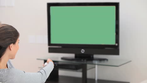 mujer morena con un control remoto