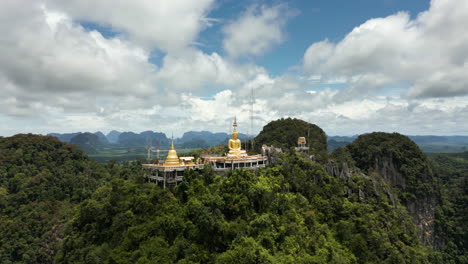 Impresionantes-Imágenes-Del-Hermoso-Templo-De-La-Cueva-Del-Tigre-En-Krabi-En-Un-Hermoso-Día-Soleado-Con-Nubes