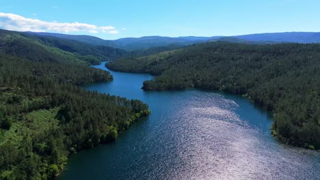 Malerische-Landschaft-Des-Flusses-Rio-Avia-Und-Bewaldete-Berge-In-Ribadavia,-Provinz-Ourense,-Galicien,-Spanien