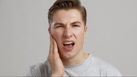 hombre con dolor facial
