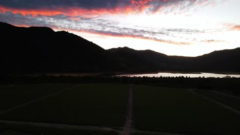 Toma-Aérea-De-Una-Puesta-De-Sol-En-Un-Lago-En-Chile