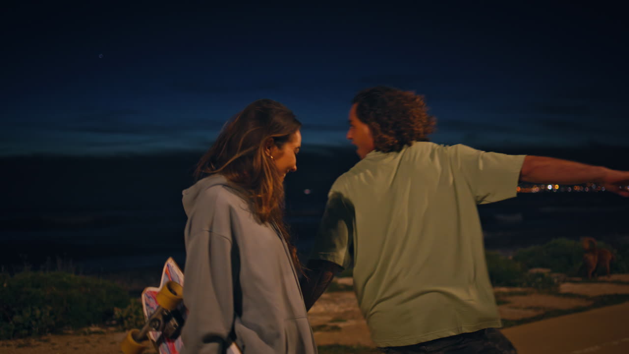 밤 거리에서 스케이트 보드를 타는 무관심한. 스포츠를 즐기는 두 명의 스케이터