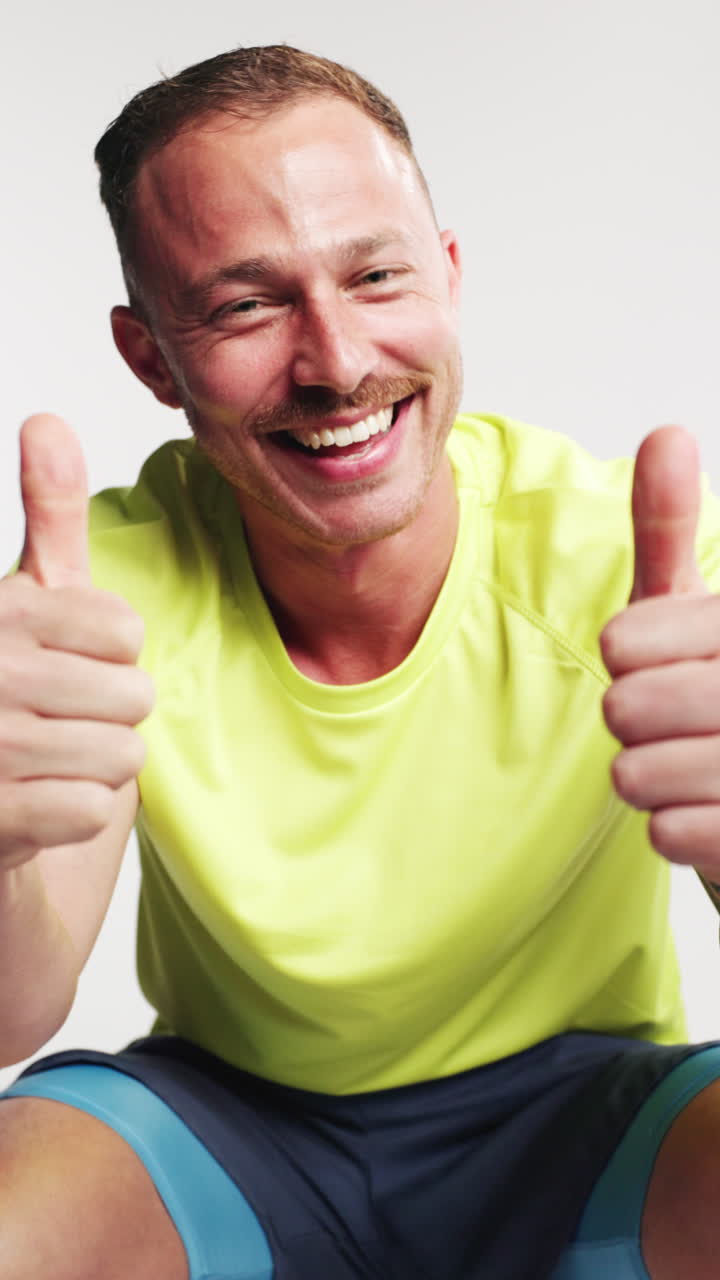 Hombre feliz riendo y dando el pulgar hacia arriba en estudio