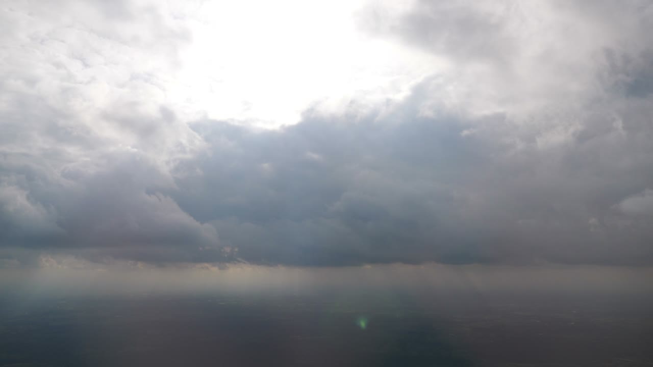 폭풍우와 어두운 구름 속에서 비행 4k 느린 동작 60fps