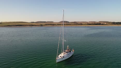 Ankernde-Segelyacht-Im-Ruhigen-Meer