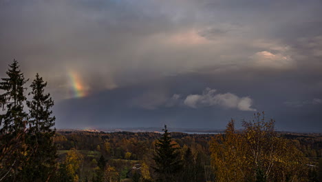 Regenbogenlandschaft-Im-Zeitraffer-Hintergrund,-Standbild-Eines-Wolkigen-Waldes-In-Freier-Wildbahn