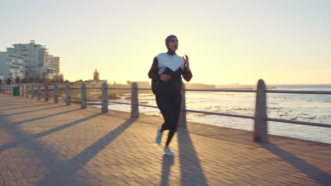 Musulmana,-Mujer-Y-Puesta-De-Sol-Corriendo-En-La-Playa