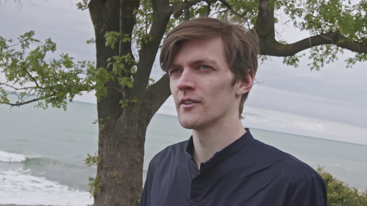 구름이 많은 날 호수 의 부부