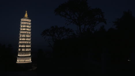 Templo-De-La-Torre-Iluminada-En-El-Complejo-De-Pagoda-Bai-Dinh-Vietnam