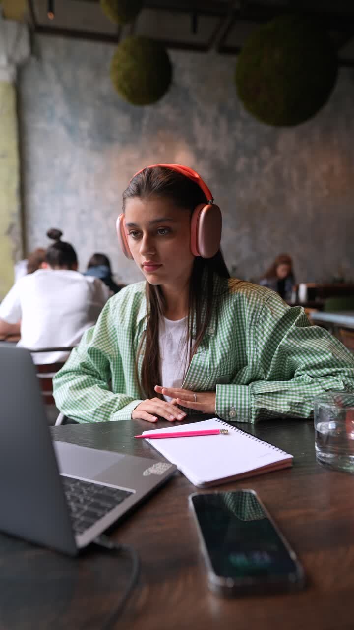 Giovane donna che studia in un caffè