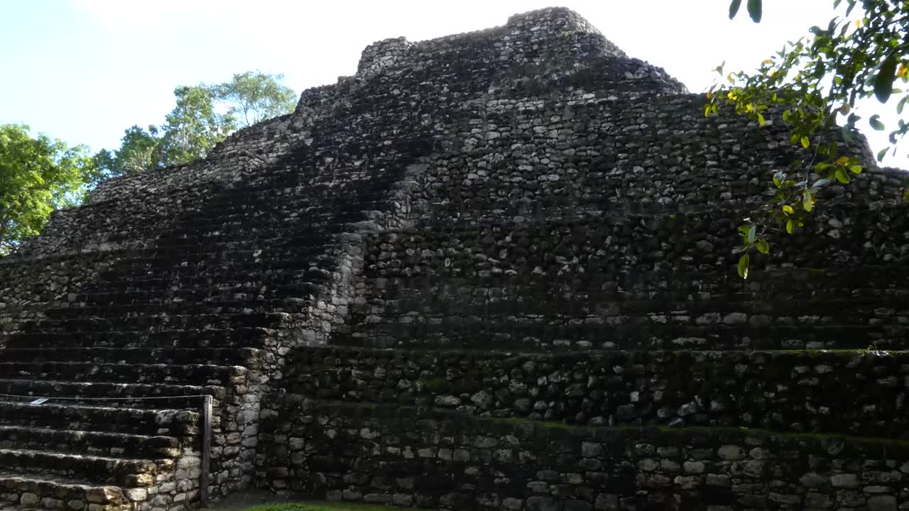 templo 24 en chacchoben, sitio arqueológico maya, quintana roo, méxico
