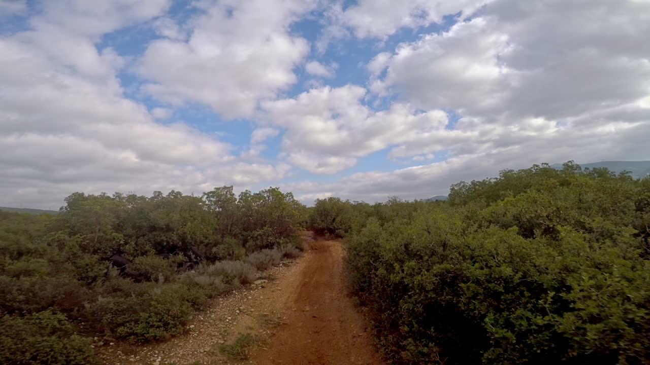 그리스 파르니타 산 단일 트랙에서 먼지 자전거를 타는 pov 액션 카메라 영상