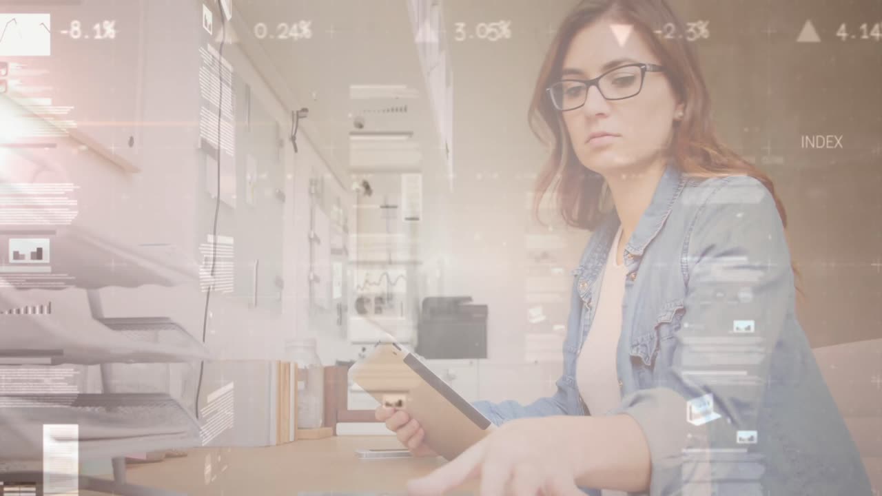animación del procesamiento de datos financieros sobre una mujer usando una tableta.