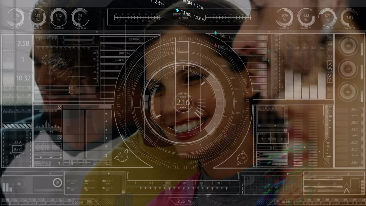 animación de la tabla de negociación, gráficos y interfaz de hud, compañeros de trabajo multirraciales compartiendo ideas en la oficina.