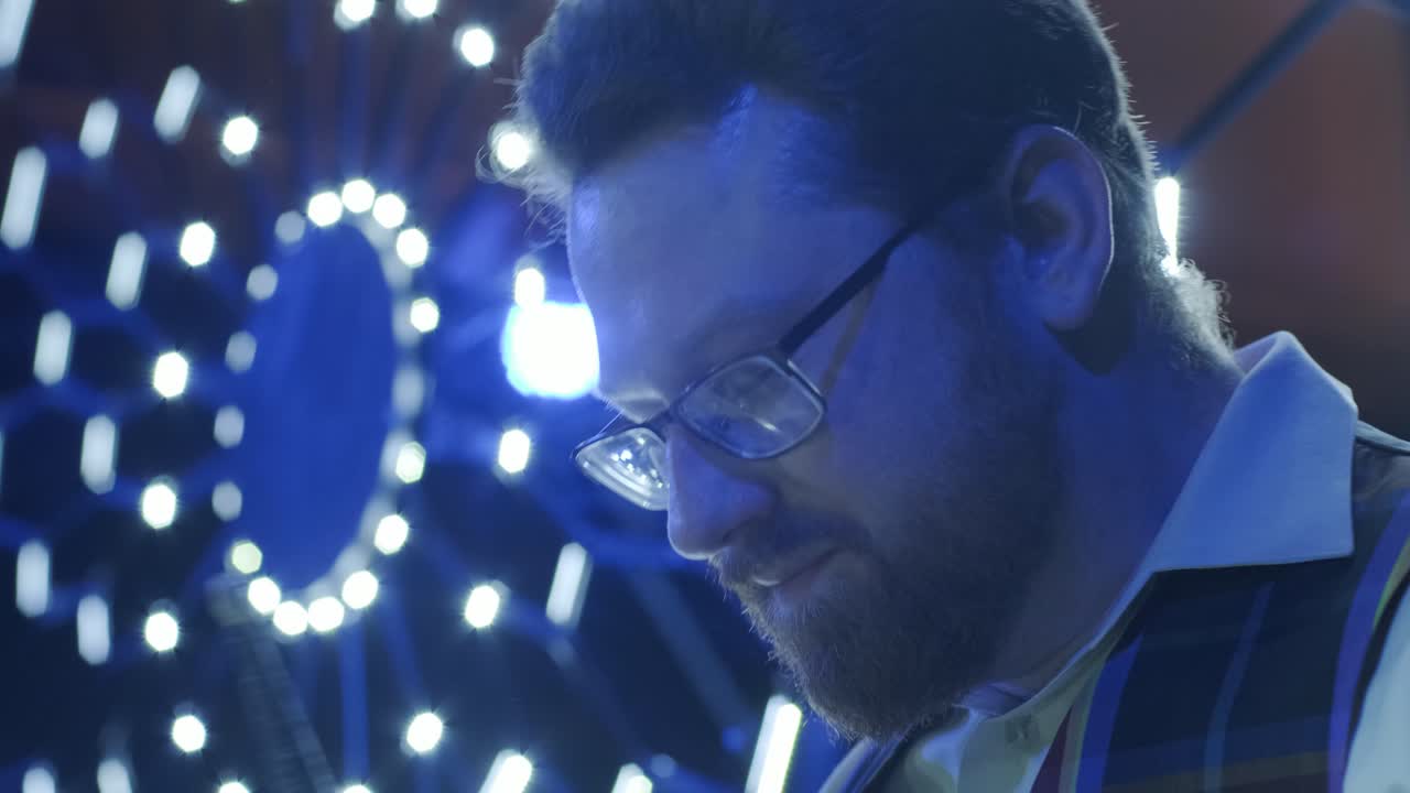 el baterista de rock toca música en un concierto.