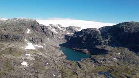 冰川湖在 hardangervidda 國家公園中露出,其背後是 hardangerjokulen 冰川