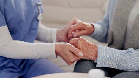 enfermera, paciente de edad avanzada y mano en primer plano