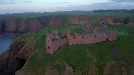 Imágenes-Aéreas-Del-Castillo-De-Dunnottar-Al-Amanecer,-Aberdeenshire,-Escocia