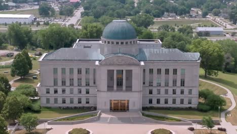 Gebäude-Des-Obersten-Gerichtshofs-Von-Iowa-In-Des-Moines,-Iowa-Mit-Drohnenvideo,-Das-Sich-In-Parallaxe-Bewegt