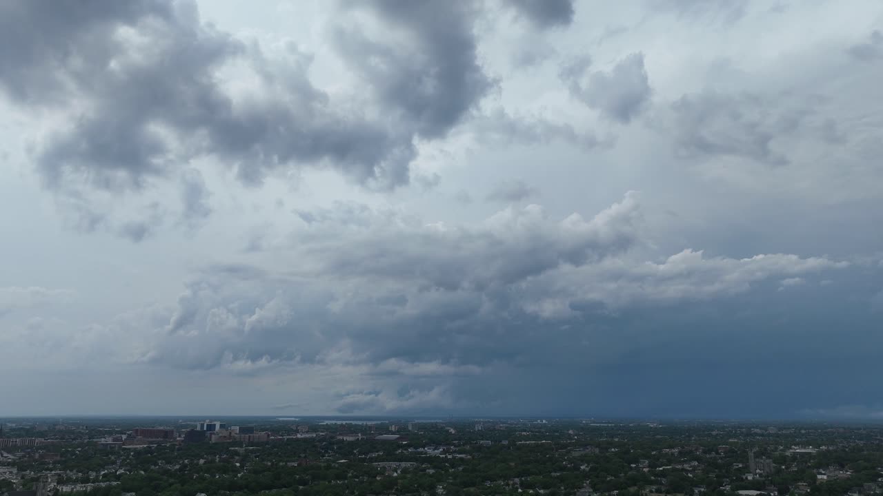 una vista aérea de la ciudad verde de búfalo, nueva york con nubes de tormenta en la distancia
