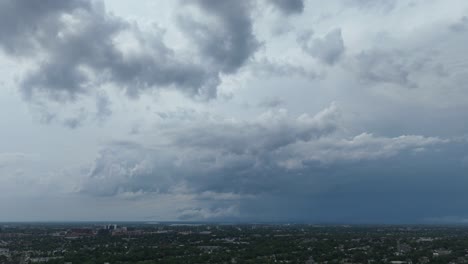 Eine-Zeitraffer-Luftaufnahme-Der-Grünen-Stadt-Buffalo,-New-York-Mit-Gewitterwolken-In-Der-Ferne