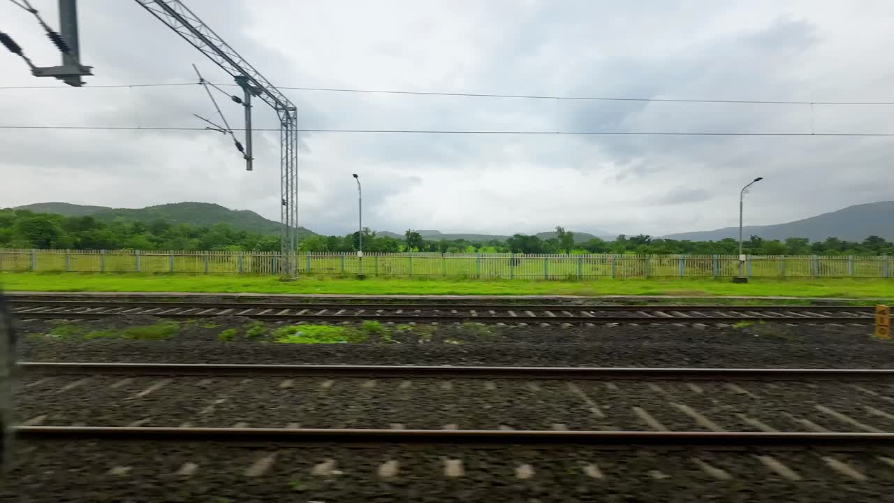 검은 구름과 초록색 숲은 콘칸 철도의 열차 창문에서 하이퍼 스 뷰입니다.