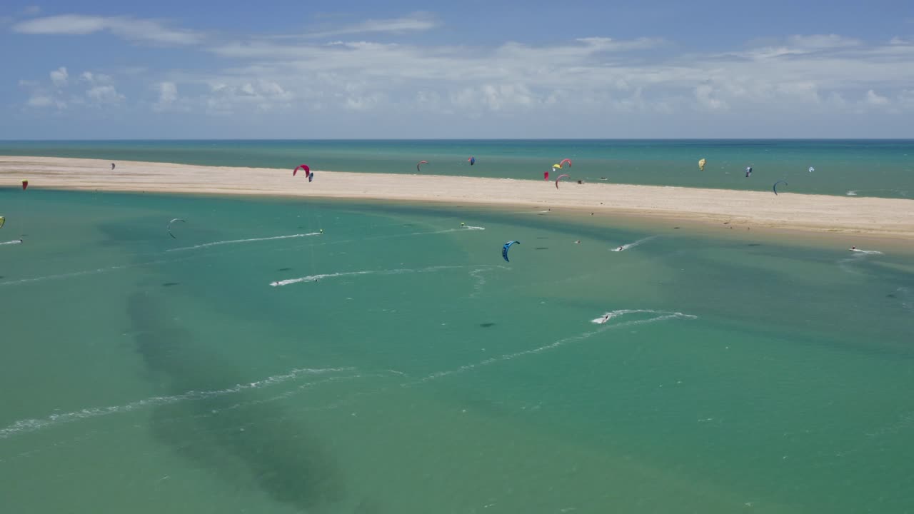 los kitesurfistas navegan y juegan en la ventosa costa de ilha do guajiru-1