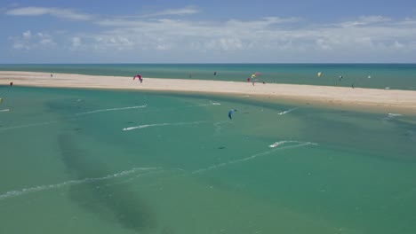 Los-Kitesurfistas-Navegan-Y-Juegan-En-La-Ventosa-Costa-De-Ilha-Do-Guajiru-1