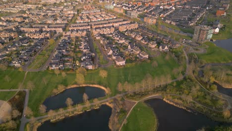 Vista-De-Pájaro-De-La-Ciudad-De-Nijkerk-En-Los-Países-Bajos-Con-Un-Parque-Natural