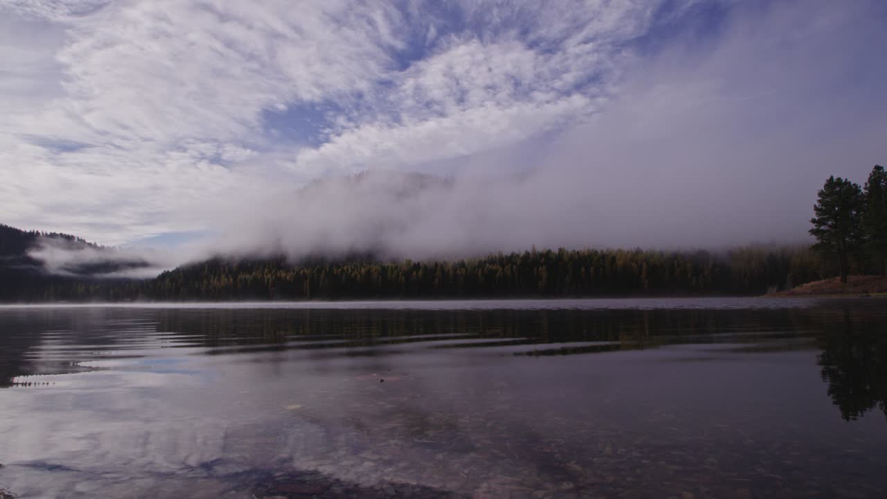 escena de otoño después de la lluvia y el levantamiento de la niebla en el lago swan en montana