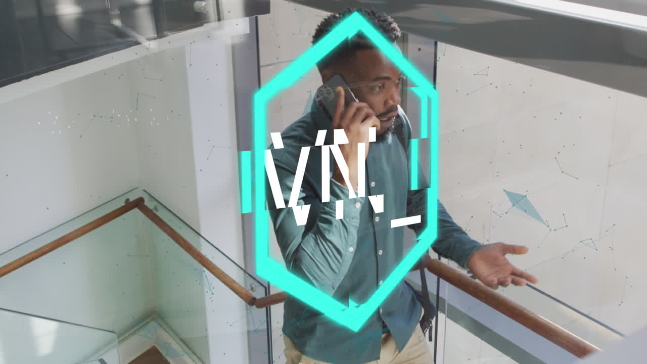 animación de texto de nft sobre empresario afroamericano que usa un teléfono inteligente