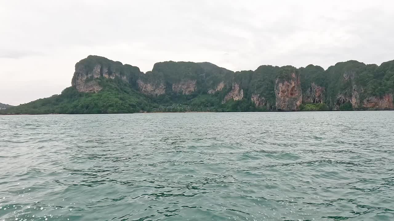 태국 크라비의 바다 파동과 섬 풍경