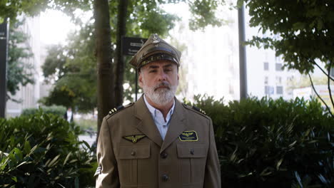 hombre con uniforme militar