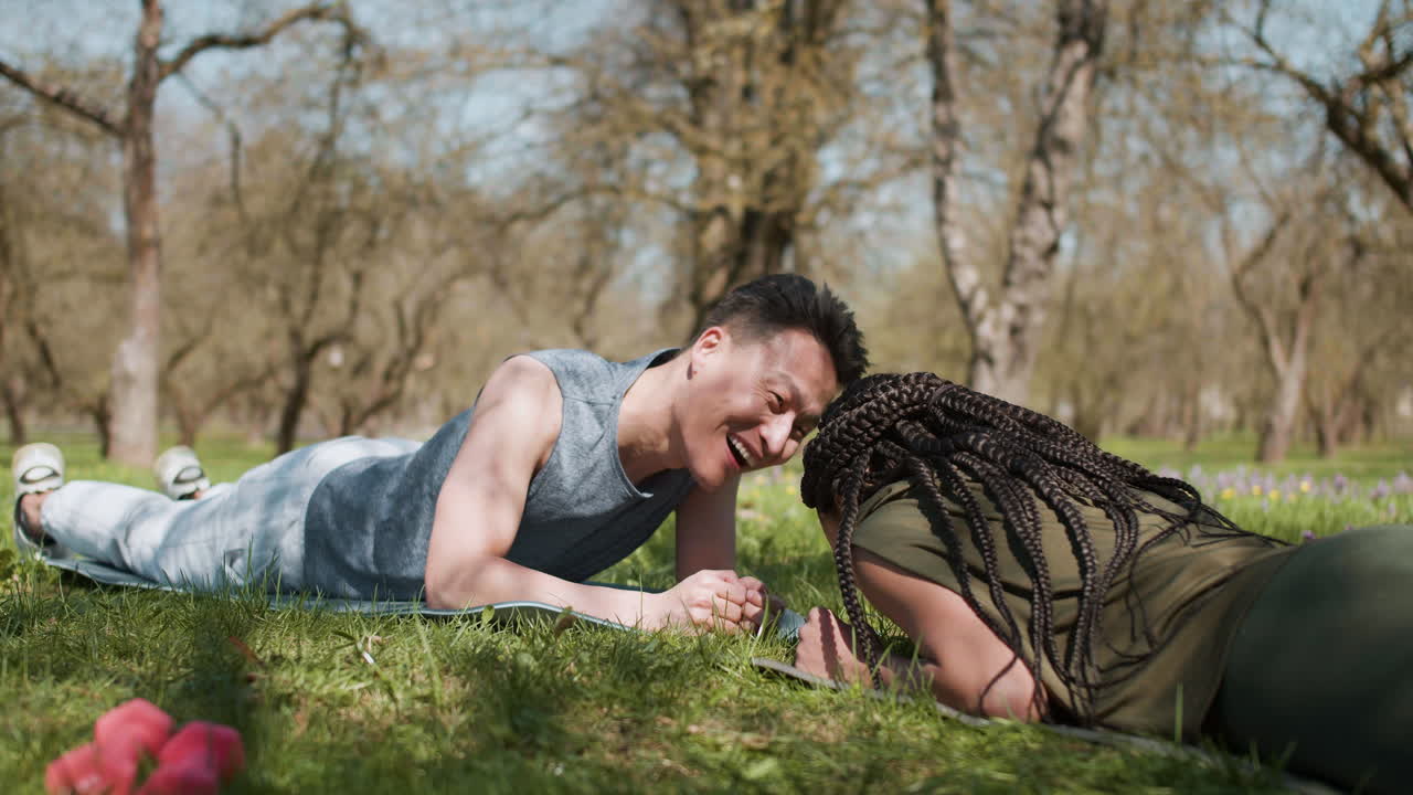 숲에서 스포츠를 하는 사람들