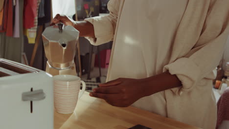 Afroamerikanische-Frau,-Die-Zu-Hause-Kaffee-Und-Toast-Zum-Frühstück-Trinkt