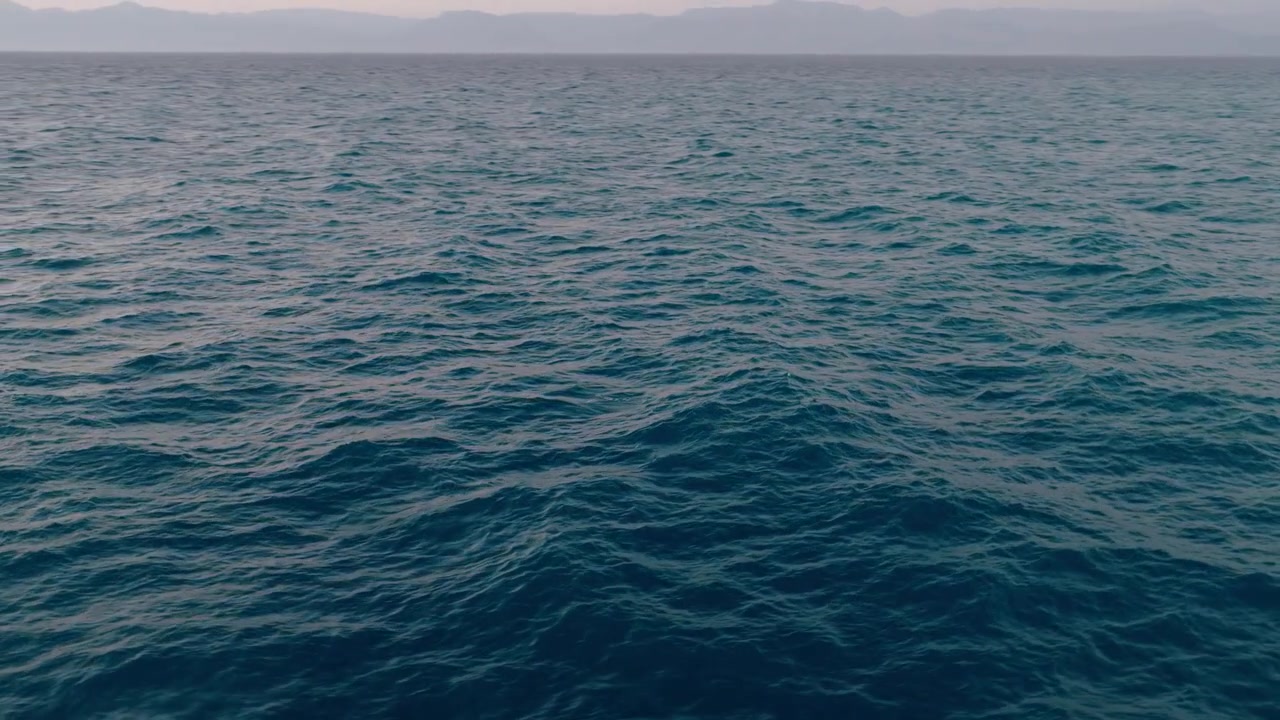 Vista aerea ravvicinata delle onde blu del Mar Ionio, Corfù, Grecia