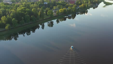 Drohne-Luftaufnahme-Eines-Kleinen-Schiffes-Im-Nemunas-Fluss,-Birstonas,-Litauen