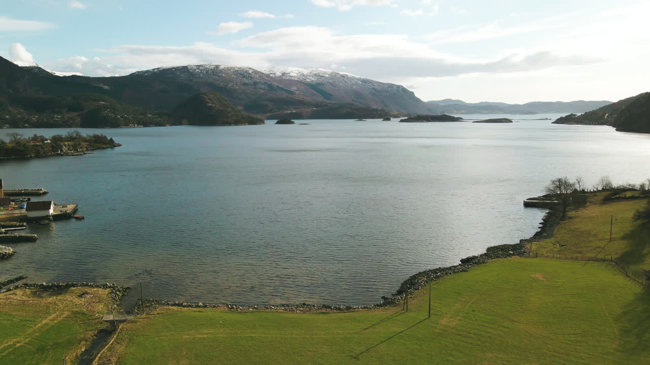 노르웨이 베스트랜드 카운티 아르달(årdal)의 산, 피요르드, 녹색 들판이 있는 평화로운 풍경 - 공중 철수