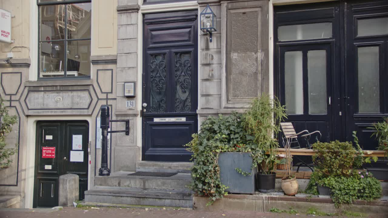 Schwenk nach oben auf ein schönes altes Grachtenhaus in Amsterdam, Niederlande.