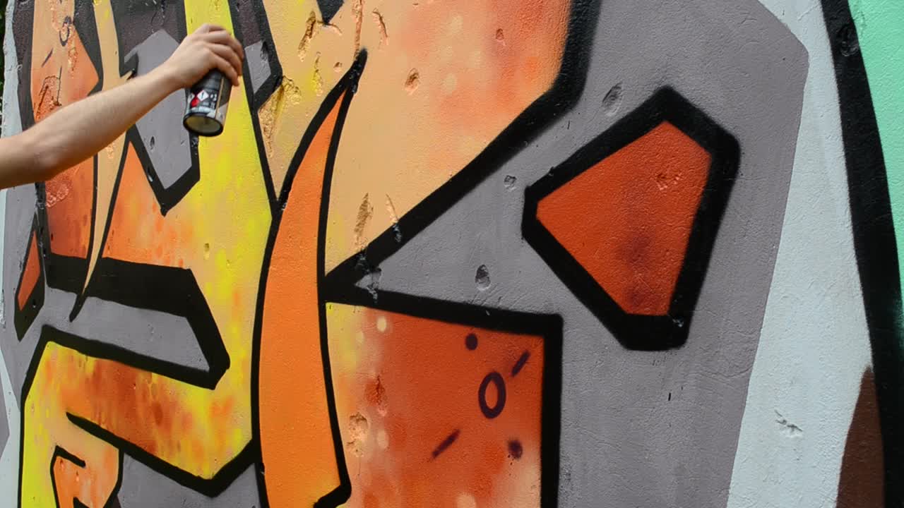 L'artista disegna graffiti, astrazione, code di serpenti