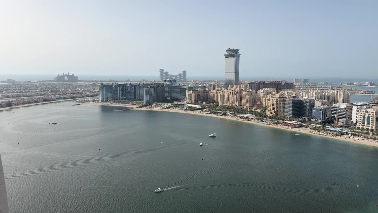 Uma paisagem urbana aérea de Palm Jumeirah vista de Emaar Beachfront em Dubai.